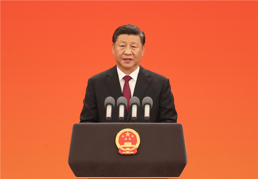 9月29日，中華人民共和國(guó)國(guó)家勛章和國(guó)家榮譽(yù)稱號(hào)頒授儀式在北京人民大會(huì)堂金色大廳隆重舉行。中共中央總書記、國(guó)家主席、中央軍委主席習(xí)近平向國(guó)家勛章和國(guó)家榮譽(yù)稱號(hào)獲得者頒授勛章獎(jiǎng)?wù)聛K發(fā)表重要講話。 新華社記者 姚大偉 攝