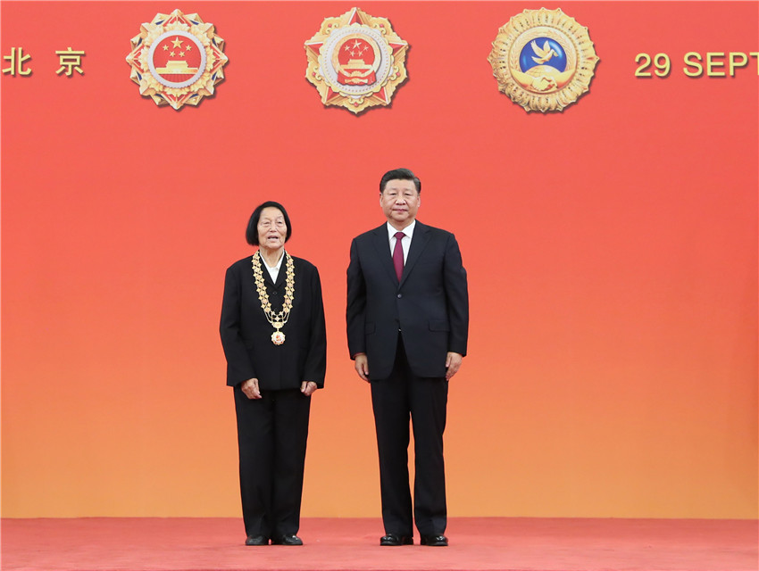 9月29日，中華人民共和國國家勛章和國家榮譽稱號頒授儀式在北京人民大會堂金色大廳隆重舉行。中共中央總書記、國家主席、中央軍委主席習近平向“共和國勛章”獲得者申紀蘭頒授勛章。 新華社記者 王曄 攝