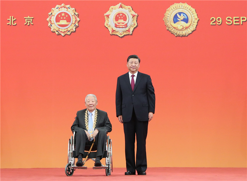 9月29日，中華人民共和國國家勛章和國家榮譽稱號頒授儀式在北京人民大會堂金色大廳隆重舉行。中共中央總書記、國家主席、中央軍委主席習近平向“共和國勛章”獲得者孫家棟頒授勛章。 新華社記者 王曄 攝