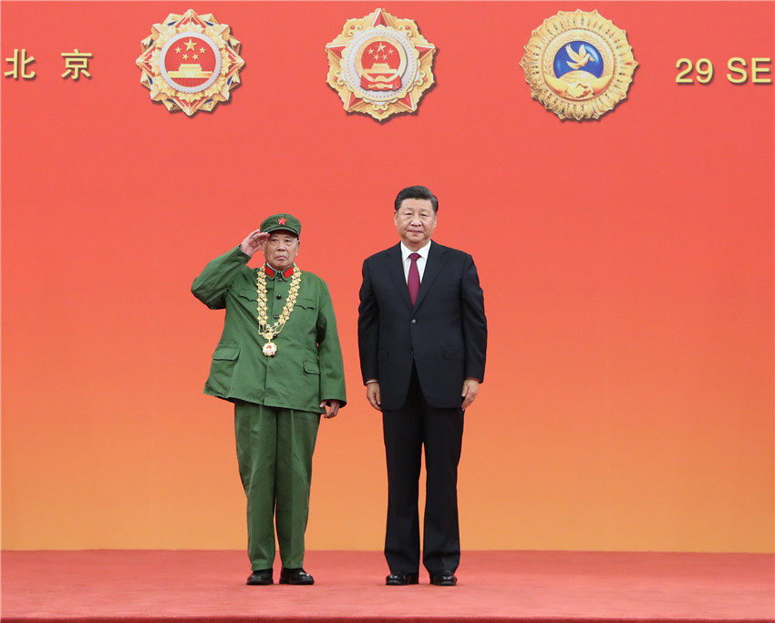 9月29日，中華人民共和國國家勛章和國家榮譽稱號頒授儀式在北京人民大會堂金色大廳隆重舉行。中共中央總書記、國家主席、中央軍委主席習近平向“共和國勛章”獲得者李延年頒授勛章。 新華社記者 王曄 攝