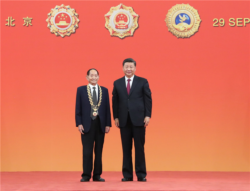 9月29日，中華人民共和國國家勛章和國家榮譽(yù)稱號(hào)頒授儀式在北京人民大會(huì)堂金色大廳隆重舉行。中共中央總書記、國家主席、中央軍委主席習(xí)近平向“共和國勛章”獲得者袁隆平頒授勛章。 新華社記者 王曄 攝