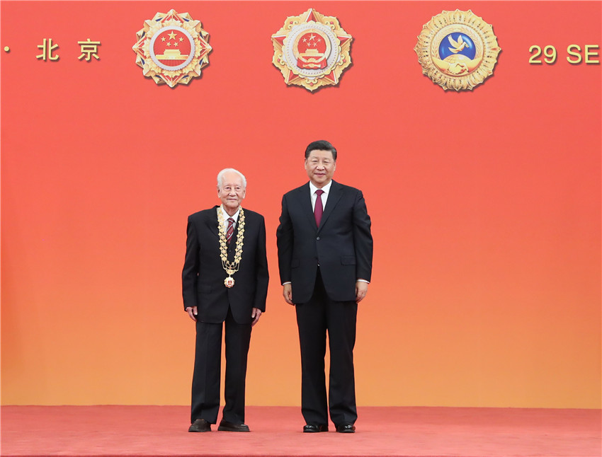 9月29日，中華人民共和國(guó)國(guó)家勛章和國(guó)家榮譽(yù)稱號(hào)頒授儀式在北京人民大會(huì)堂金色大廳隆重舉行。中共中央總書記、國(guó)家主席、中央軍委主席習(xí)近平向“共和國(guó)勛章”獲得者黃旭華頒授勛章。 新華社記者 王曄 攝