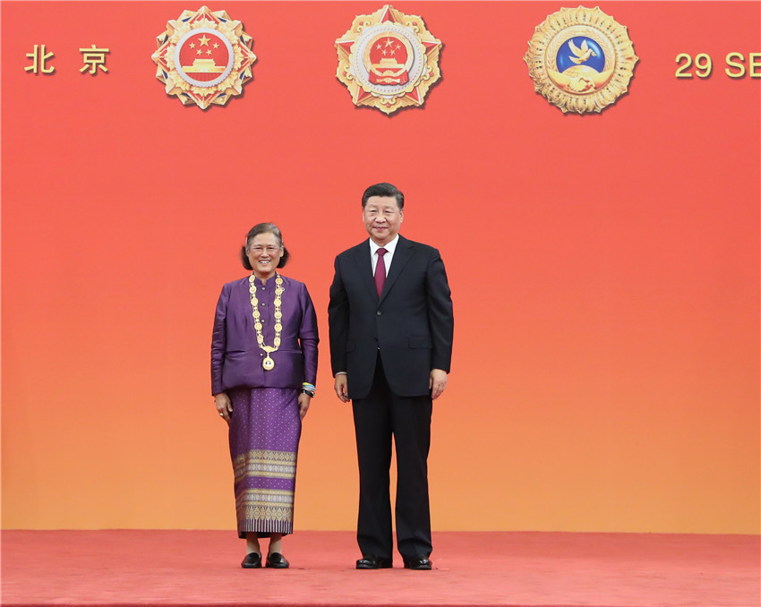 9月29日，中華人民共和國國家勛章和國家榮譽稱號頒授儀式在北京人民大會堂金色大廳隆重舉行。中共中央總書記、國家主席、中央軍委主席習近平向“友誼勛章”獲得者瑪哈扎克裡·詩琳通頒授勛章。 新華社記者 王曄 攝