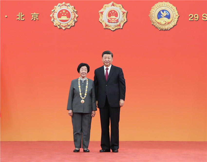 9月29日，中華人民共和國國家勛章和國家榮譽稱號頒授儀式在北京人民大會堂金色大廳隆重舉行。中共中央總書記、國家主席、中央軍委主席習近平向“人民教育家”國家榮譽稱號獲得者於漪頒授獎章。 新華社記者 王曄 攝