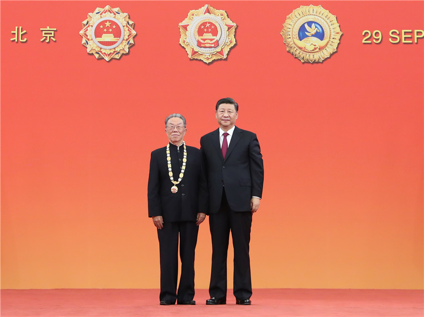 9月29日，中華人民共和國國家勛章和國家榮譽稱號頒授儀式在北京人民大會堂金色大廳隆重舉行。中共中央總書記、國家主席、中央軍委主席習近平向“人民藝術(shù)家”國家榮譽稱號獲得者王蒙頒授獎章。 新華社記者 王曄 攝