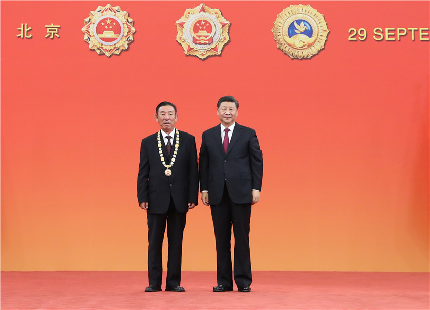 9月29日，中華人民共和國國家勛章和國家榮譽(yù)稱號頒授儀式在北京人民大會堂金色大廳隆重舉行。中共中央總書記、國家主席、中央軍委主席習(xí)近平向“人民楷模”國家榮譽(yù)稱號獲得者王有德頒授獎?wù)隆?新華社記者 王曄 攝