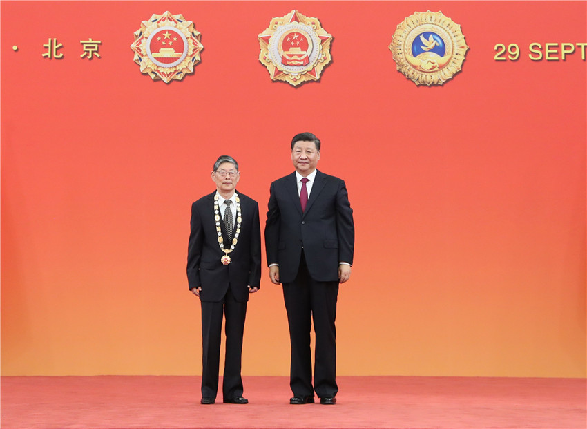 9月29日，中華人民共和國(guó)國(guó)家勛章和國(guó)家榮譽(yù)稱號(hào)頒授儀式在北京人民大會(huì)堂金色大廳隆重舉行。中共中央總書記、國(guó)家主席、中央軍委主席習(xí)近平向“人民楷模”國(guó)家榮譽(yù)稱號(hào)獲得者王啟民頒授獎(jiǎng)?wù)隆?新華社記者 王曄 攝