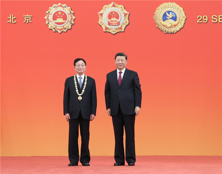 9月29日，中華人民共和國國家勛章和國家榮譽稱號頒授儀式在北京人民大會堂金色大廳隆重舉行。中共中央總書記、國家主席、中央軍委主席習近平向“人民科學家”國家榮譽稱號獲得者葉培建頒授獎章。 新華社記者 王曄 攝