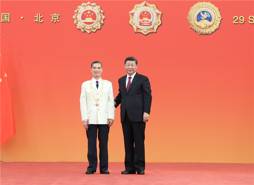 9月29日，中華人民共和國國家勛章和國家榮譽稱號頒授儀式在北京人民大會堂金色大廳隆重舉行。中共中央總書記、國家主席、中央軍委主席習近平向“人民英雄”國家榮譽稱號獲得者麥賢得頒授獎章。 新華社記者 王曄 攝