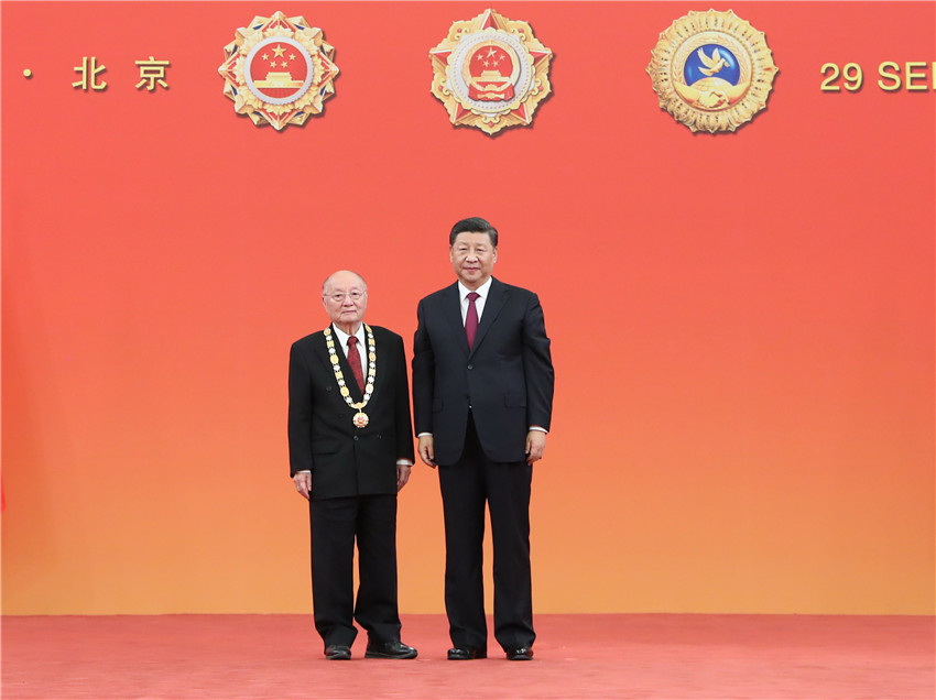 9月29日，中華人民共和國國家勛章和國家榮譽稱號頒授儀式在北京人民大會堂金色大廳隆重舉行。中共中央總書記、國家主席、中央軍委主席習近平向“外交工作杰出貢獻者”國家榮譽稱號獲得者李道豫頒授獎章。 新華社記者 王曄 攝