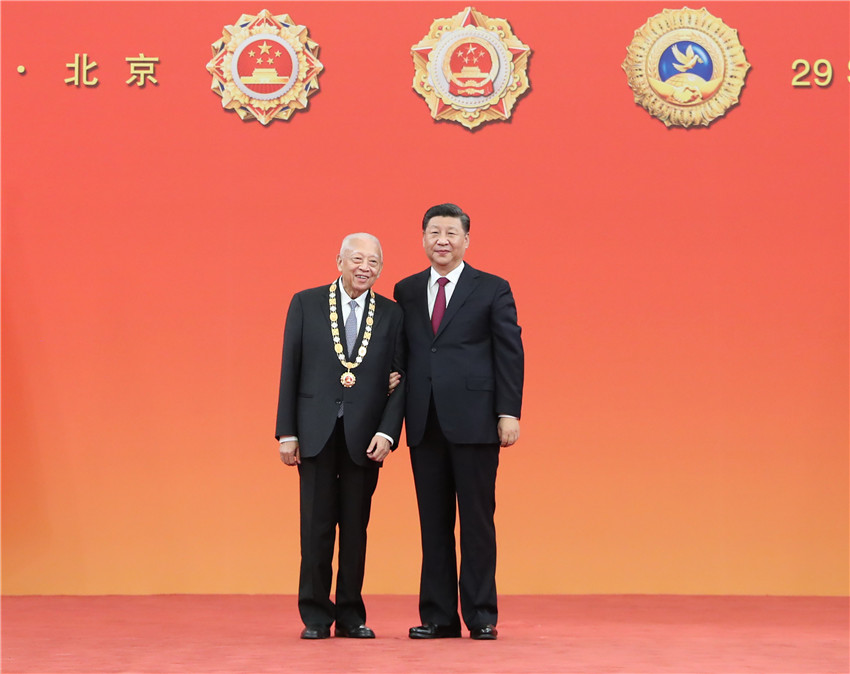 9月29日，中華人民共和國國家勛章和國家榮譽稱號頒授儀式在北京人民大會堂金色大廳隆重舉行。中共中央總書記、國家主席、中央軍委主席習近平向“‘一國兩制’杰出貢獻者”國家榮譽稱號獲得者董建華頒授獎章。 新華社記者 王曄 攝