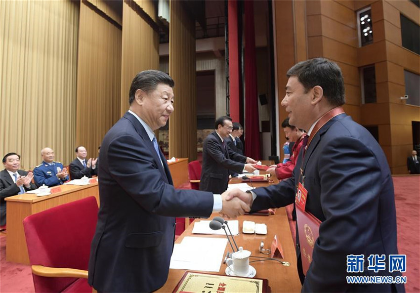 9月27日，全國民族團結(jié)進步表彰大會在北京舉行。這是習(xí)近平等向受表彰的模范集體和模范個人代表頒獎。 新華社記者 李學(xué)仁 攝