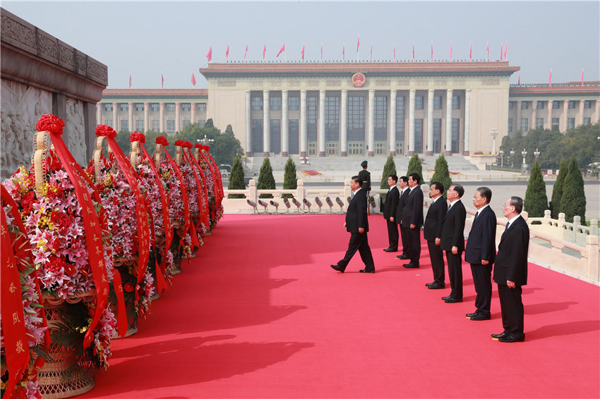 9月30日上午，習(xí)近平、李克強(qiáng)、栗戰(zhàn)書、汪洋、王滬寧、趙樂際、韓正、王岐山等黨和國家領(lǐng)導(dǎo)人來到北京天安門廣場，出席烈士紀(jì)念日向人民英雄敬獻(xiàn)花籃儀式。 新華社記者 龐興雷 攝