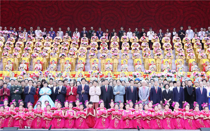 9月29日，慶祝中華人民共和國成立70周年大型文藝晚會《奮斗吧 中華兒女》在北京人民大會堂舉行。習近平、李克強、栗戰(zhàn)書、汪洋、王滬寧、趙樂際、韓正、王岐山等黨和國家領導人同4000多名觀眾一起觀看演出。演出結(jié)束后，習近平等走上舞臺同演職人員合影留念。 新華社記者 王曄 攝