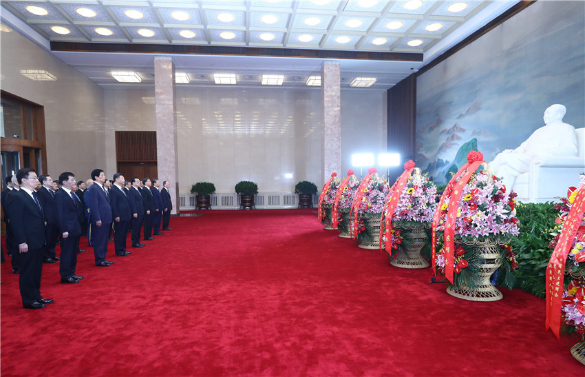 9月30日上午，習近平、李克強、栗戰書、汪洋、王滬寧、趙樂際、韓正、王岐山等黨和國家領導人來到北京天安門廣場，出席烈士紀念日向人民英雄敬獻花籃儀式。儀式前，習近平等來到毛主席紀念堂瞻仰毛澤東同志遺容。新華社記者 鞠鵬 攝