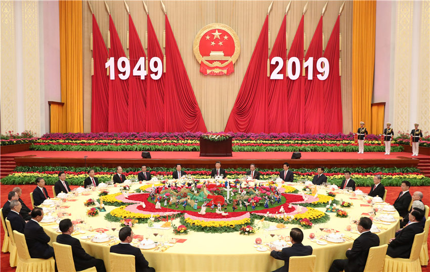 9月30日晚，慶祝中華人民共和國成立70周年招待會在北京人民大會堂隆重舉行。習近平、李克強、栗戰書、汪洋、王滬寧、趙樂際、韓正、王岐山等黨和國家領導人與4000余名中外人士歡聚一堂，共慶新中國70華誕。 新華社記者 黃敬文 攝