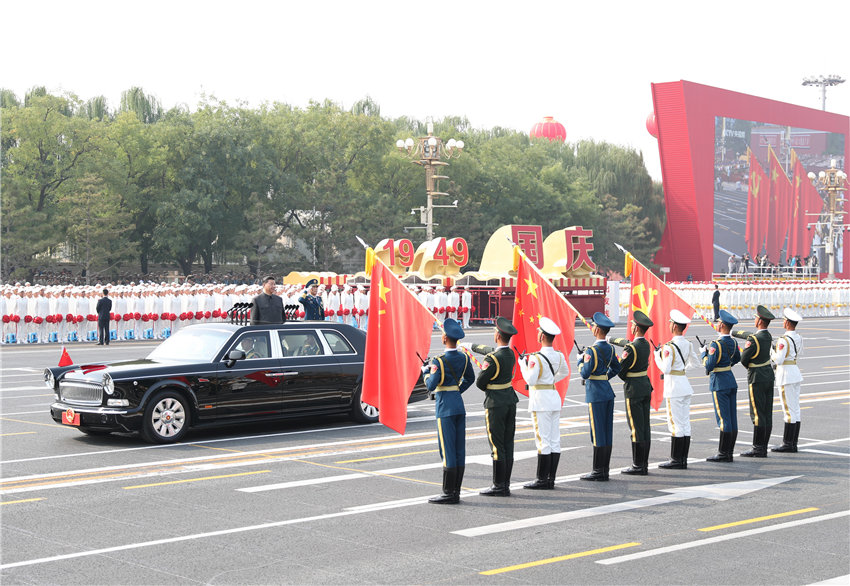 10月1日，慶祝中華人民共和國成立70周年大會在北京天安門廣場隆重舉行。中共中央總書記、國家主席、中央軍委主席習近平發表重要講話並檢閱受閱部隊。這是習近平驅車行進至黨旗、國旗、軍旗前，向旗幟行注目禮。 新華社記者 丁海濤 攝