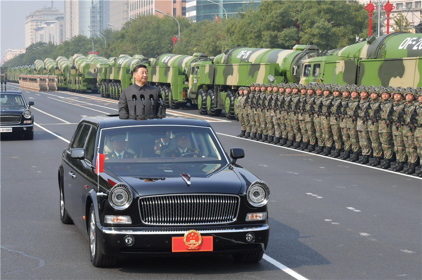 10月1日，慶祝中華人民共和國成立70周年大會在北京天安門廣場隆重舉行。這是中共中央總書記、國家主席、中央軍委主席習近平檢閱受閱部隊。 新華社記者 李濤 攝