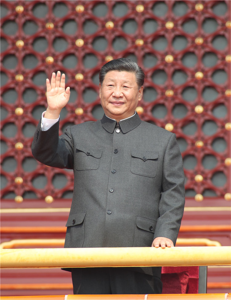 10月1日，慶祝中華人民共和國成立70周年大會在北京天安門廣場隆重舉行。中共中央總書記、國家主席、中央軍委主席習近平發表重要講話並檢閱受閱部隊。這是習近平在天安門城樓上。 新華社記者 黃敬文 攝