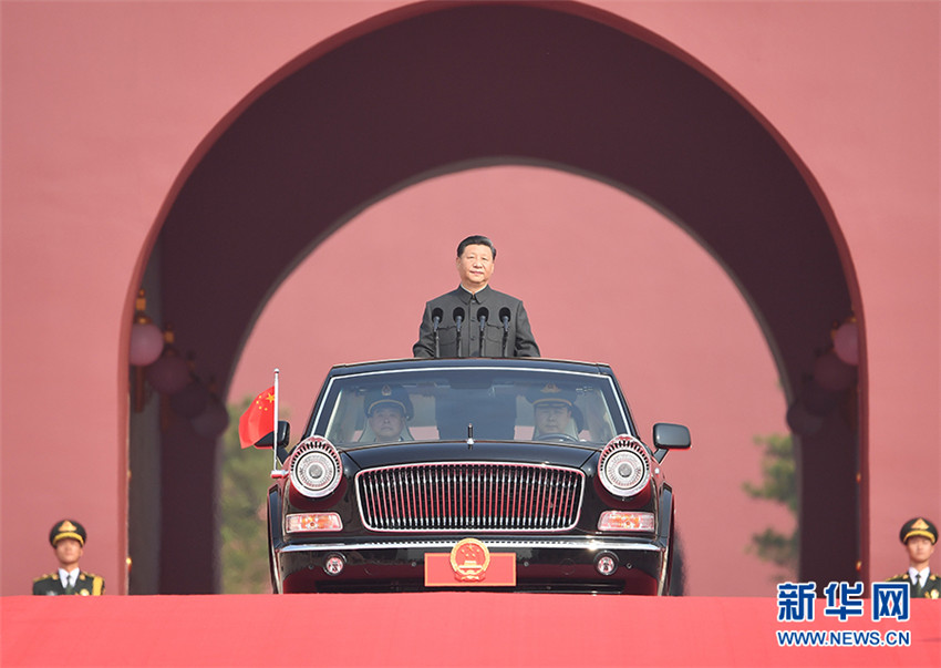 10月1日，慶祝中華人民共和國成立70周年大會在北京天安門廣場隆重舉行。中共中央總書記、國家主席、中央軍委主席習近平發表重要講話並檢閱受閱部隊。這是習近平乘坐檢閱車，經過金水橋，駛上長安街。 新華社記者 燕雁 攝