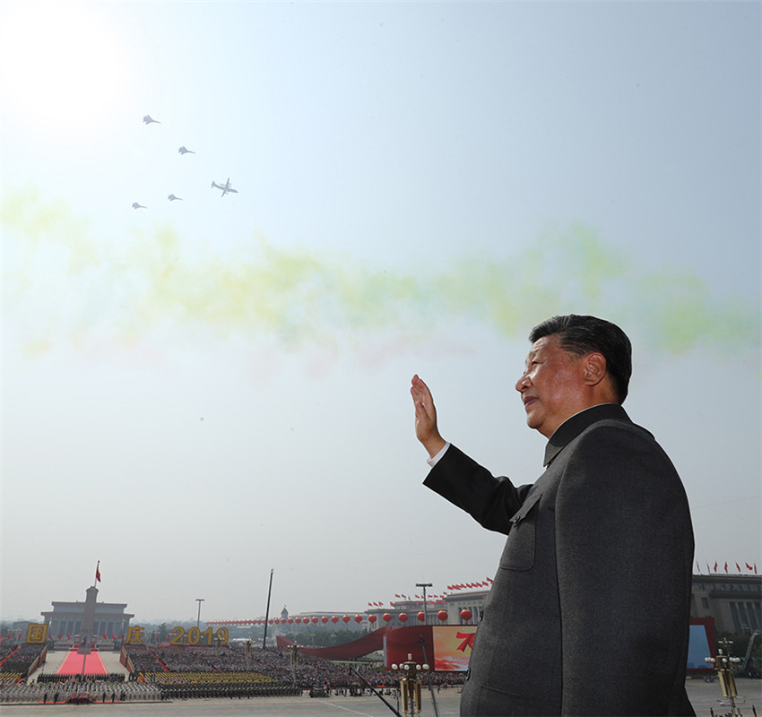 10月1日，慶祝中華人民共和國成立70周年大會在北京天安門廣場隆重舉行。中共中央總書記、國家主席、中央軍委主席習近平發表重要講話並檢閱受閱部隊。這是習近平在天安門城樓上。 新華社記者 鞠鵬 攝