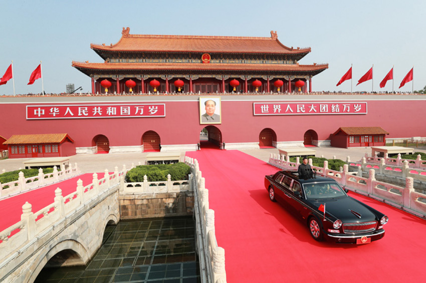 10月1日，慶祝中華人民共和國成立70周年大會在北京天安門廣場隆重舉行。中共中央總書記、國家主席、中央軍委主席習近平發表重要講話並檢閱受閱部隊。這是習近平乘坐檢閱車，經過金水橋，駛上長安街。 新華社記者 龐興雷 攝