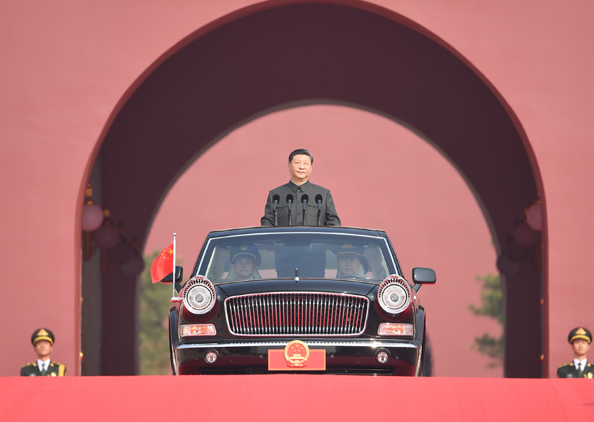 10月1日，慶祝中華人民共和國成立70周年大會在北京天安門廣場隆重舉行。中共中央總書記、國家主席、中央軍委主席習近平發表重要講話並檢閱受閱部隊。這是習近平乘坐檢閱車，經過金水橋，駛上長安街。 新華社記者 燕雁 攝