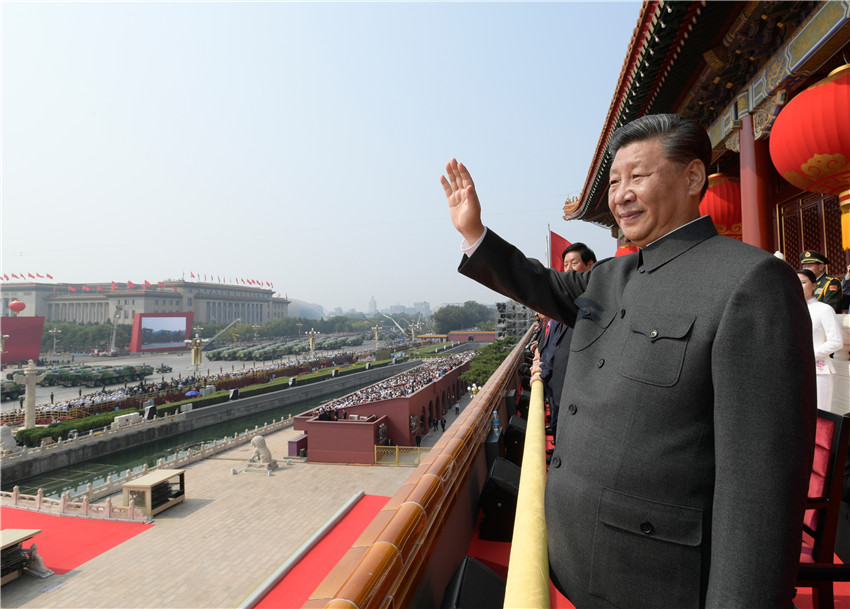 10月1日，慶祝中華人民共和國成立70周年大會在北京天安門廣場隆重舉行。中共中央總書記、國家主席、中央軍委主席習近平發表重要講話並檢閱受閱部隊。這是習近平在天安門城樓上。 新華社記者 李學仁 攝