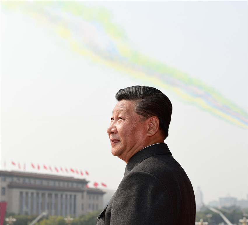 10月1日，慶祝中華人民共和國成立70周年大會在北京天安門廣場隆重舉行。中共中央總書記、國家主席、中央軍委主席習近平發表重要講話並檢閱受閱部隊。這是習近平在天安門城樓上。 新華社記者 謝環馳 攝