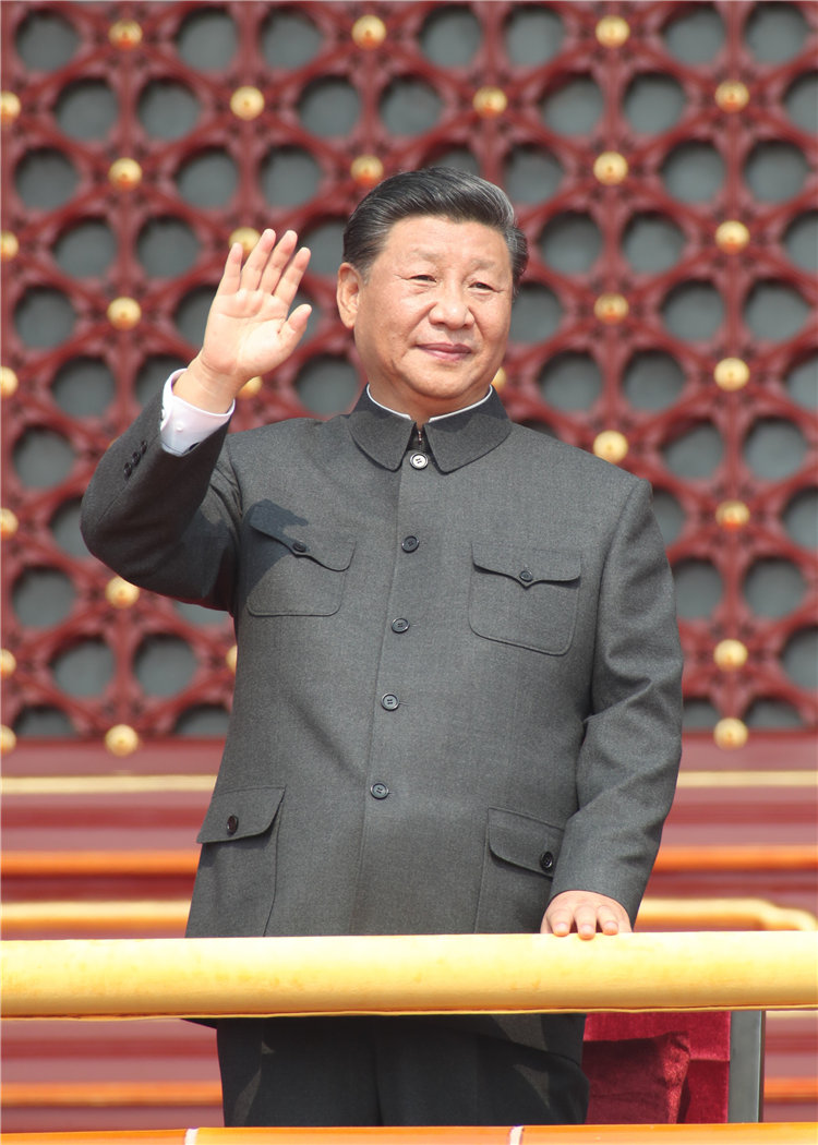 10月1日，慶祝中華人民共和國成立70周年大會在北京天安門廣場隆重舉行。中共中央總書記、國家主席、中央軍委主席習近平發表重要講話並檢閱受閱部隊。這是習近平在天安門城樓上。 新華社記者 黃敬文 攝