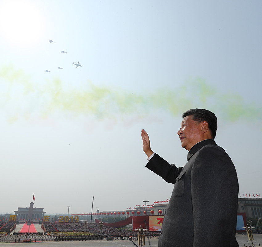 10月1日，慶祝中華人民共和國成立70周年大會在北京天安門廣場隆重舉行。中共中央總書記、國家主席、中央軍委主席習近平發表重要講話並檢閱受閱部隊。這是習近平在天安門城樓上。 新華社記者 鞠鵬 攝
