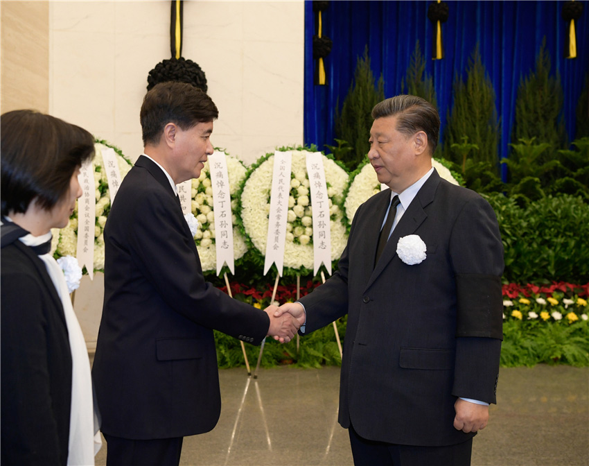 10月17日，丁石孫同志遺體在北京八寶山革命公墓火化。習近平、李克強、栗戰書、汪洋、王滬寧、趙樂際、韓正、王岐山等前往八寶山送別。這是習近平與丁石孫親屬握手，表示深切慰問。 新華社記者 李學仁 攝