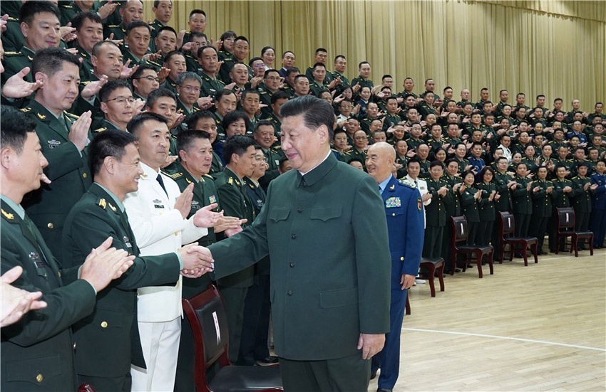 10月18日上午，中共中央總書記、國家主席、中央軍委主席習近平在武漢分別接見了聯勤保障部隊第一次黨代表大會全體代表、駐湖北部隊副師職以上領導干部和團級單位主官。這是習近平親切接見聯勤保障部隊第一次黨代會全體代表。 新華社記者 李剛 攝