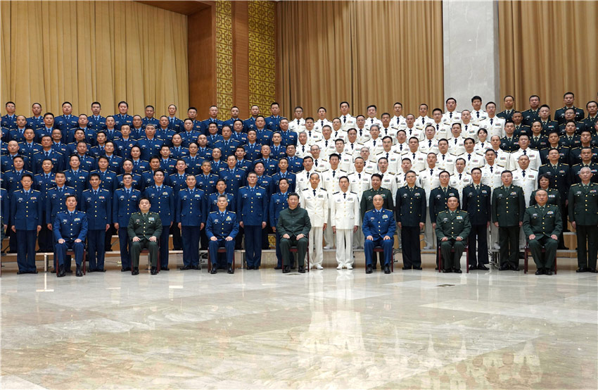 10月18日上午，中共中央總書記、國家主席、中央軍委主席習近平在武漢分別接見了聯勤保障部隊第一次黨代表大會全體代表、駐湖北部隊副師職以上領導干部和團級單位主官。這是習近平親切接見駐湖北部隊副師職以上領導干部和團級單位主官。 新華社記者 李剛 攝