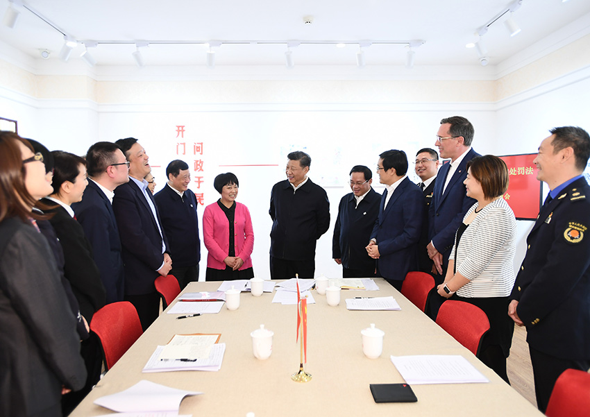 11月2日至3日，中共中央總書記、國家主席、中央軍委主席習近平在上海考察。這是2日下午，習近平在長寧區虹橋街道古北市民中心，同正在參加立法意見征詢的社區居民代表親切交流。 新華社記者 謝環馳 攝