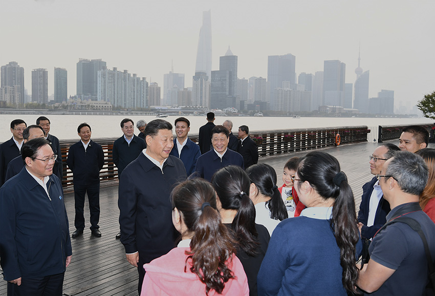 11月2日至3日，中共中央總書記、國家主席、中央軍委主席習近平在上海考察。這是2日下午，習近平在楊浦區濱江公共空間楊樹浦水廠濱江段，同正在休閑健身的市民親切交談。 新華社記者 謝環馳 攝