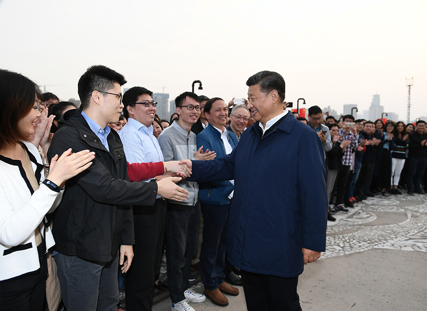 11月2日至3日，中共中央總書記、國家主席、中央軍委主席習(xí)近平在上海考察。這是2日下午，習(xí)近平在楊浦區(qū)濱江公共空間楊樹浦水廠濱江段，同正在休閑健身的市民親切交談。 新華社記者 謝環(huán)馳 攝