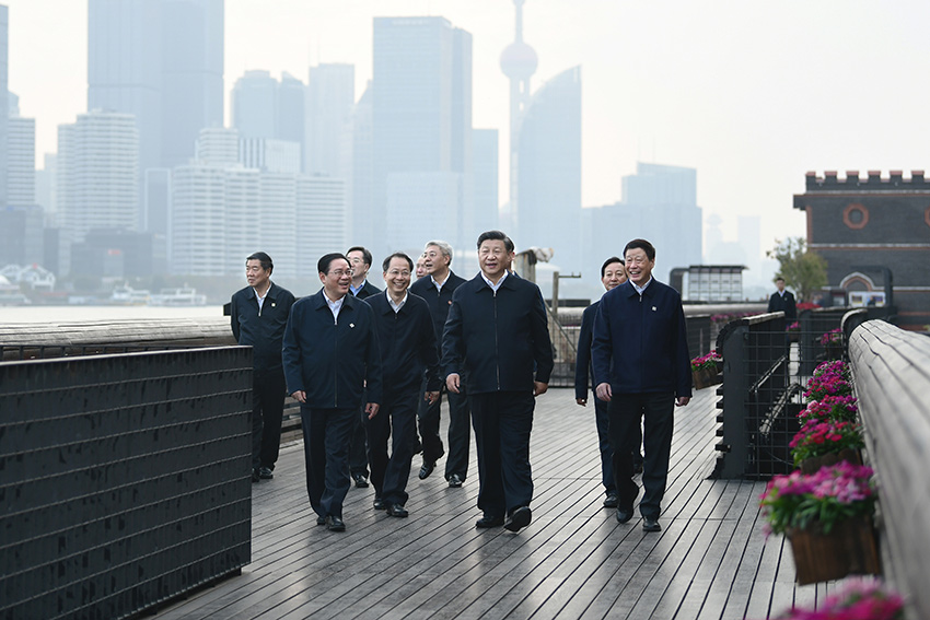 11月2日至3日，中共中央總書記、國家主席、中央軍委主席習近平在上海考察。這是2日下午，習近平在楊浦區濱江公共空間楊樹浦水廠濱江段，沿濱江棧橋步行察看黃浦江兩岸風貌。 新華社記者 謝環馳 攝