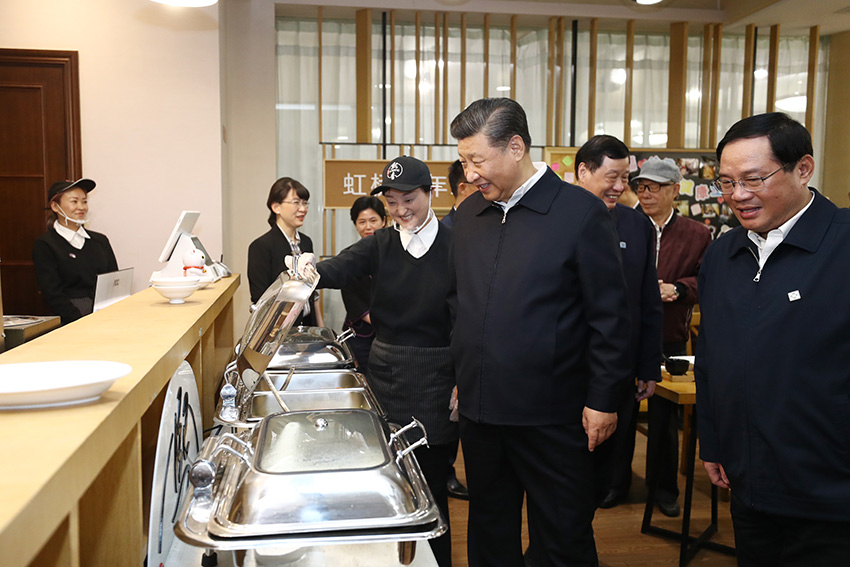 11月2日至3日，中共中央總書記、國家主席、中央軍委主席習近平在上海考察。這是2日下午，習近平在長寧區虹橋街道古北市民中心老年助餐點考察，了解社區養老等便民服務情況。 新華社記者 鞠鵬 攝