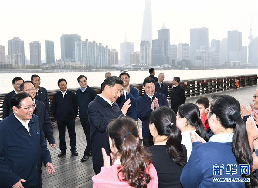 11月2日，中共中央總書記、國家主席、中央軍委主席習近平在上海市考察調研。這是習近平在楊浦區濱江公共空間楊樹浦水廠濱江段同當地居民親切交談。 新華社記者 謝環馳 攝