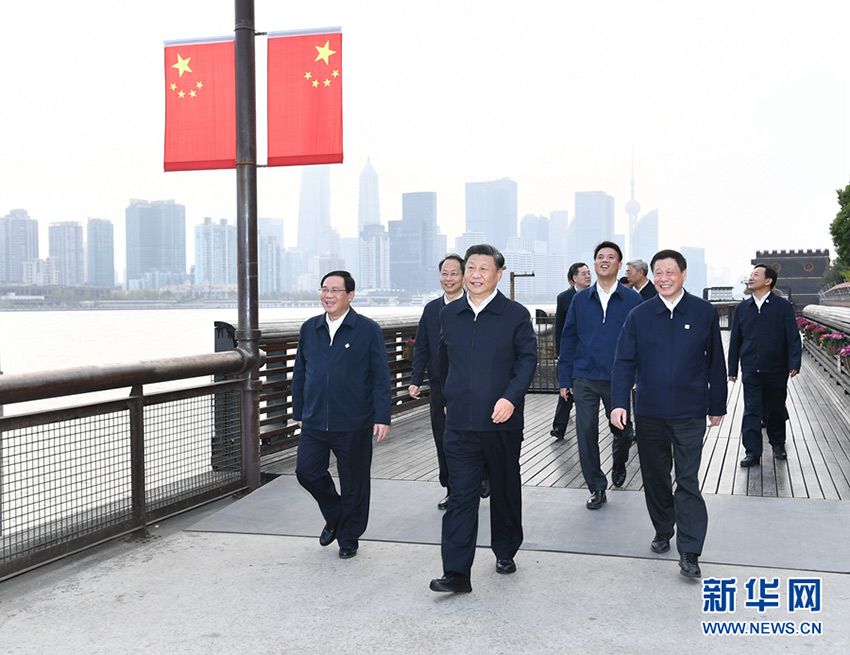 11月2日，中共中央總書記、國家主席、中央軍委主席習近平在上海市考察。這是習近平來到楊浦濱江公共空間楊樹浦水廠濱江段，沿濱江棧橋察看黃浦江兩岸風貌。 新華社記者 謝環馳 攝