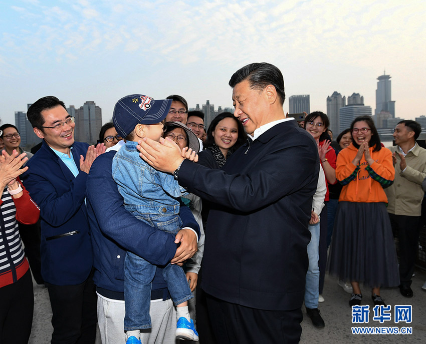 11月2日，中共中央總書記、國家主席、中央軍委主席習近平在上海市考察。這是習近平來到楊浦濱江公共空間楊樹浦水廠濱江段，同正在這裡休閑健身的群眾親切交談。 新華社記者 謝環馳 攝