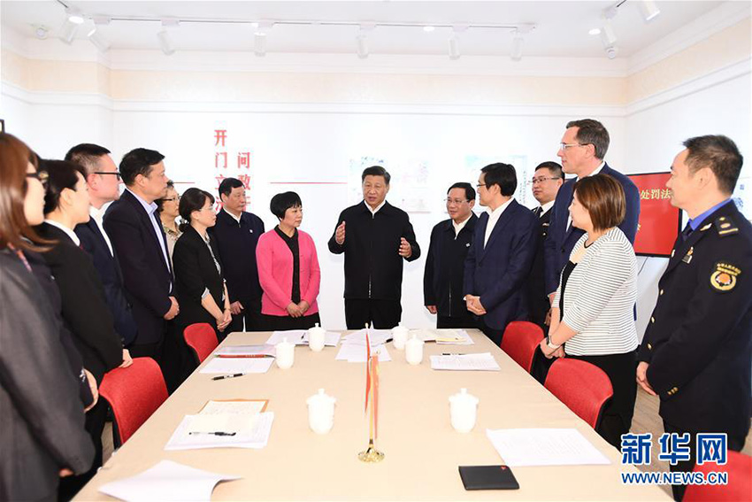 11月2日，中共中央總書記、國(guó)家主席、中央軍委主席習(xí)近平在上海市考察調(diào)研。這是習(xí)近平在長(zhǎng)寧區(qū)虹橋街道古北市民中心實(shí)地考察，了解社區(qū)治理與服務(wù)情況。 新華社記者 謝環(huán)馳 攝