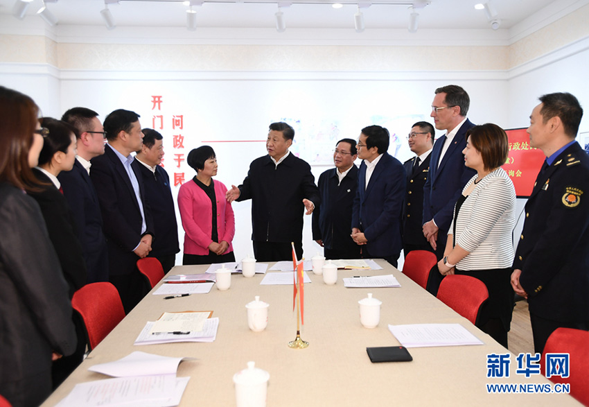11月2日，中共中央總書記、國家主席、中央軍委主席習近平在上海市考察。這是習近平在長寧區虹橋街道古北市民中心，同參加法律草案意見建議征詢會的中外居民親切交談，詳細詢問法律草案的意見征集工作情況。 新華社記者 謝環馳 攝