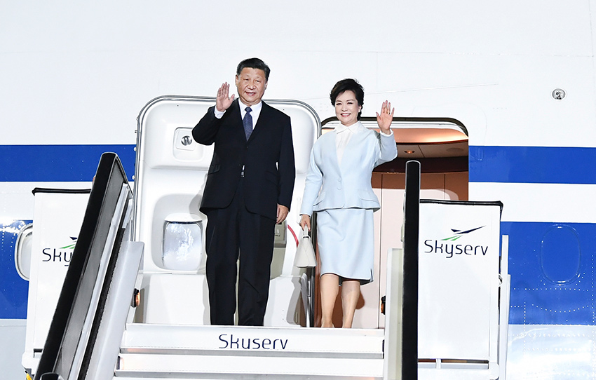 當地時間11月10日晚，國家主席習近平乘專機抵達雅典國際機場，開始對希臘共和國進行國事訪問。這是習近平和夫人彭麗媛步出專機艙門。 新華社記者 謝環馳 攝