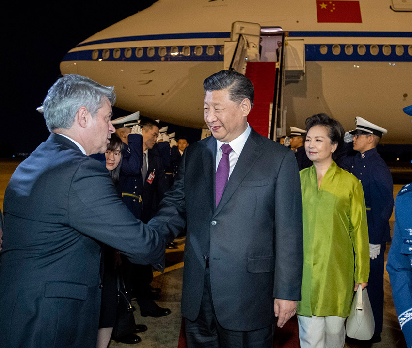 當?shù)貢r間11月12日晚，國家主席習近平乘專機抵達巴西利亞，出席金磚國家領(lǐng)導人第十一次會晤。這是習近平和夫人彭麗媛步下舷梯后，巴西政府高級官員在舷梯旁迎接。 新華社記者 李學仁 攝