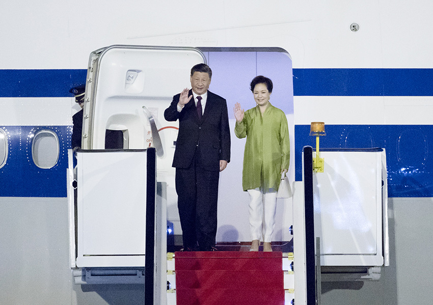 當地時間11月12日晚，國家主席習近平乘專機抵達巴西利亞，出席金磚國家領導人第十一次會晤。這是習近平和夫人彭麗媛步出專機艙門。 新華社記者 丁海濤 攝