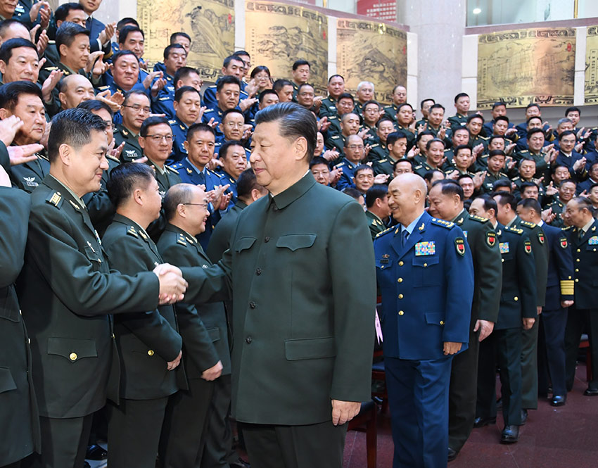 11月27日上午，全軍院校長集訓在國防大學開班。中共中央總書記、國家主席、中央軍委主席習近平出席開班式並發表重要講話，代表黨中央和中央軍委，向全軍院校長和軍事教育戰線的同志們致以誠摯問候。這是習近平親切接見集訓班全體學員。 新華社記者 李剛 攝