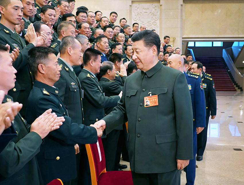11月8日至10日，中央軍委基層建設(shè)會議在北京召開。中共中央總書記、國家主席、中央軍委主席習近平出席會議並發(fā)表重要講話。這是習近平親切接見會議代表。 新華社記者 李剛 攝