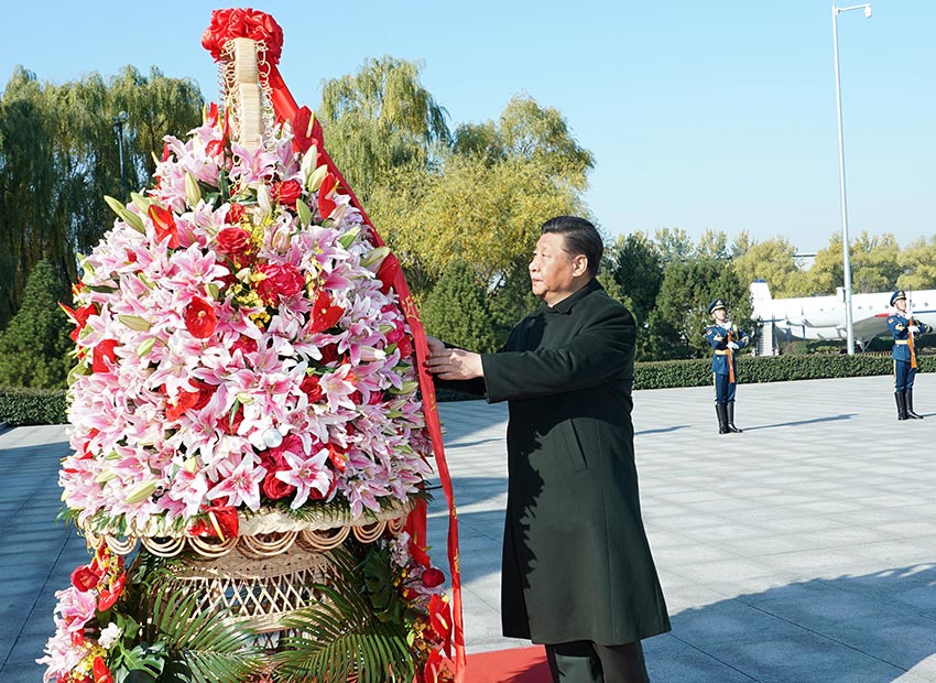 11月8日，中共中央總書記、國家主席、中央軍委主席習近平出席慶?？哲姵闪?0周年主題活動，代表黨中央和中央軍委，對空軍成立70周年表示熱烈祝賀，向空軍全體官兵致以誠摯問候。這是習近平來到位於北京市昌平區的中國航空博物館，向人民空軍英烈敬獻花籃?！⌒氯A社記者 李剛 攝